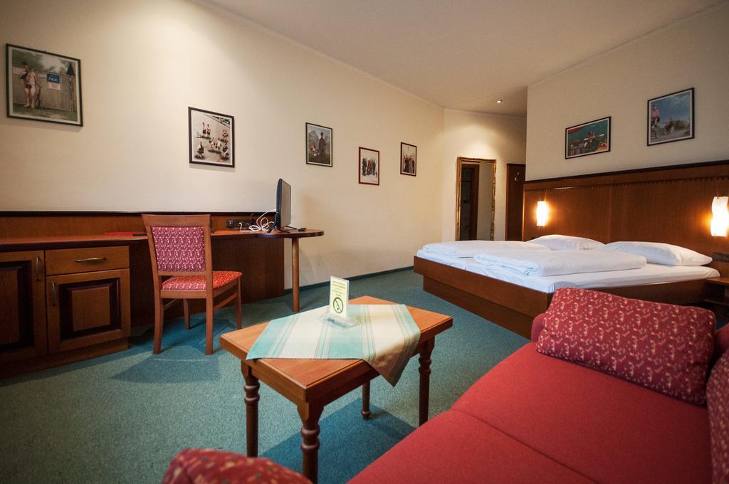 Hotel Gasthof Sonne Ашах-ан-дер-Донау Екстериор снимка